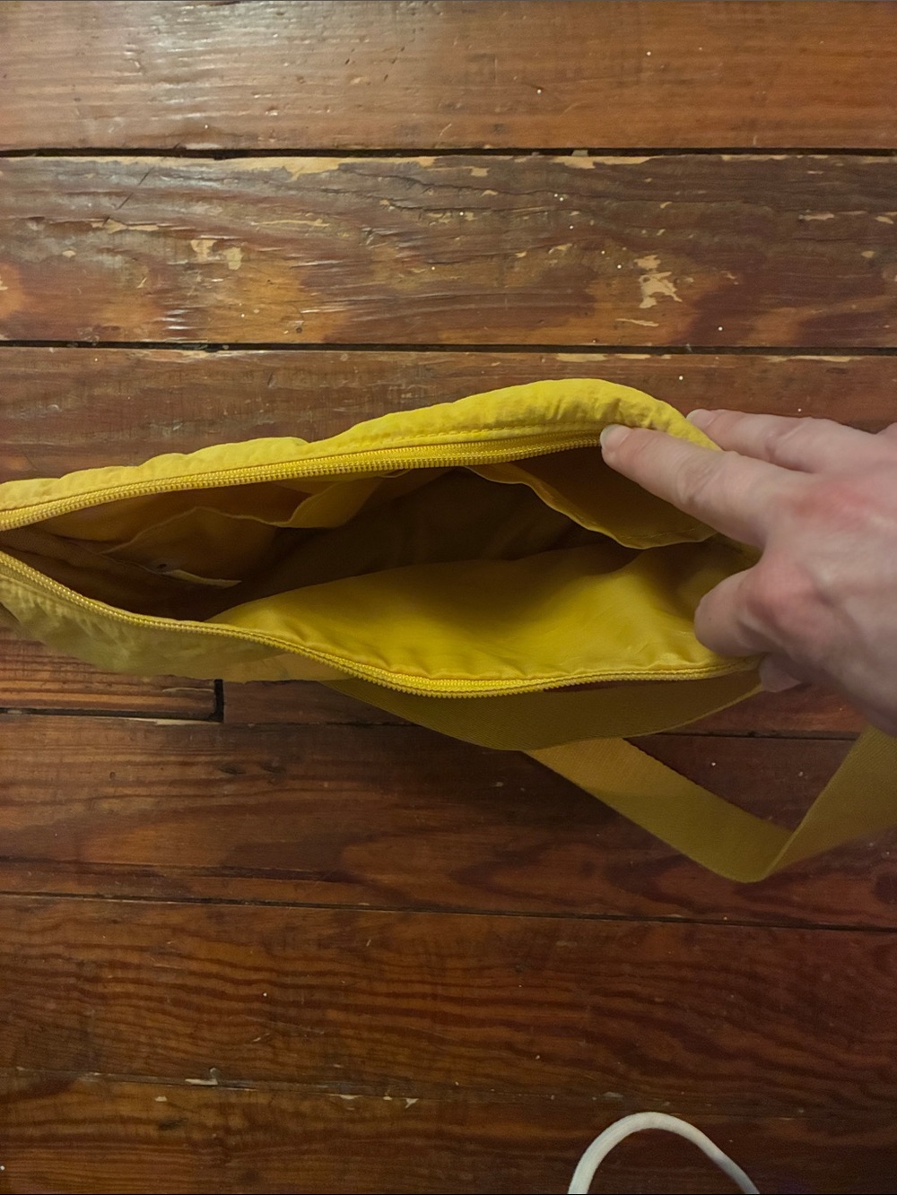 Uniqlo Mustard Yellow Crossbody Bag. Zipper, 2 inner pockets, adjustable strap. - Picture 5 of 7